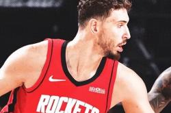 申京现在场均正負(fù)值(zhí)+14.9，与約(yuē)基(jī)奇并列NBA正負(fù)值(zhí)最高