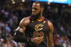 詹姆斯推(tuī)搡，大(dà)罵(mà)裁判(pàn)不会吃到技(jì)犯(fàn)，NBA裁判(pàn)报告揭双重标准真相