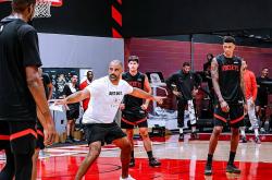 火箭(jiàn)训练氛围紧张！申京隔扣亞(yà)当斯，史密斯迎战两人暴扣