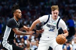 独行侠VS马刺：单狀(zhuàng)元力挫雙(shuāng)狀(zhuàng)元，弗(fú)拉格新狀(zhuàng)元首秀不尽如人意