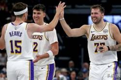 搞笑，湖人队击败熱(rè)火後(hòu)，里夫斯调侃卢卡·东契(qì)奇(qí)“笨蛋”