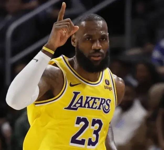 NBA湖人队该给里夫斯顶薪合同吗？