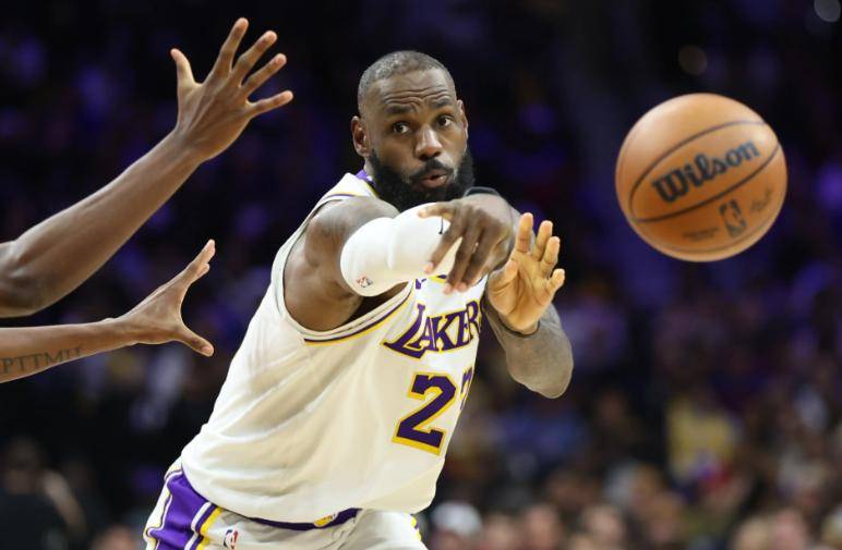 詹姆斯推搡，大骂裁判不会吃到技犯，NBA裁判报告揭双重标准真相