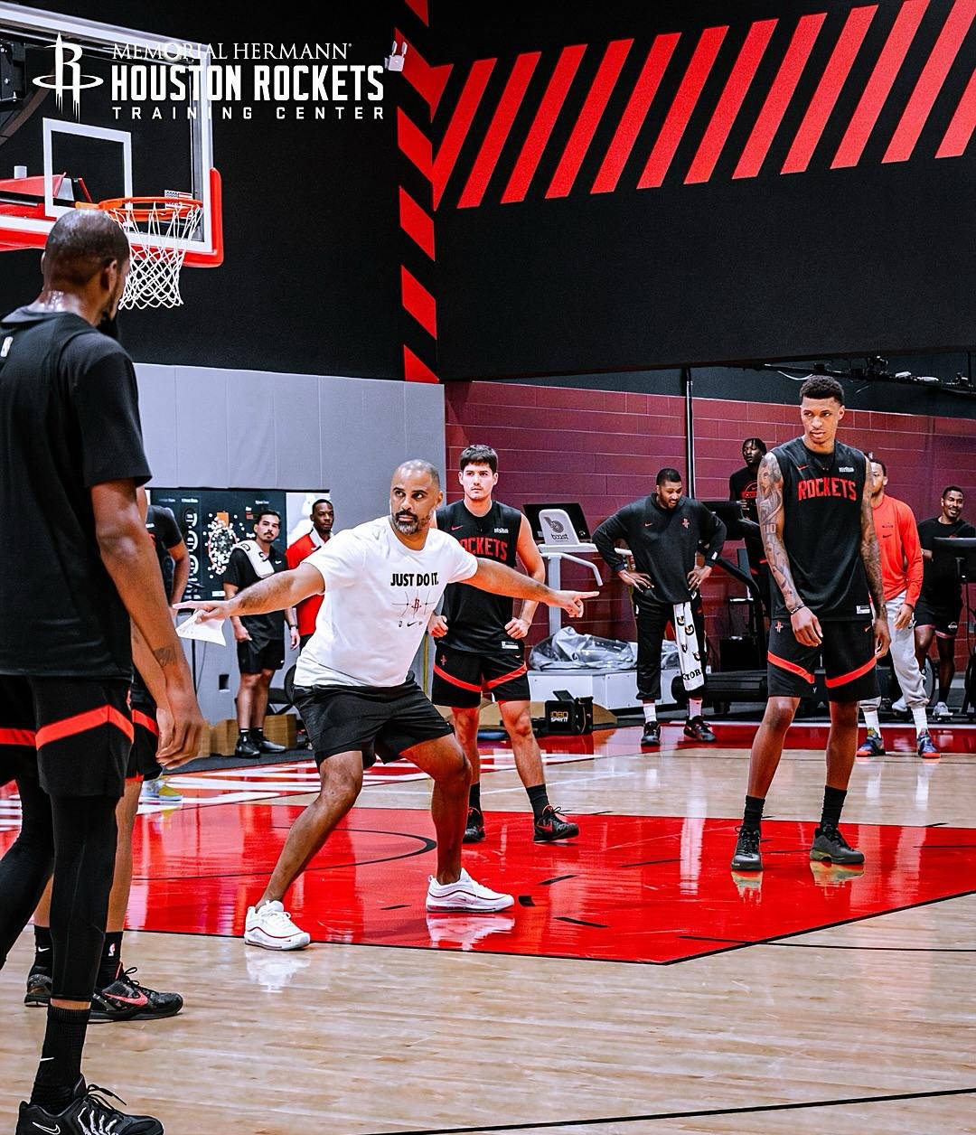 火箭队内激烈训练揭秘：申京隔扣亚当斯，小史密斯双手暴扣