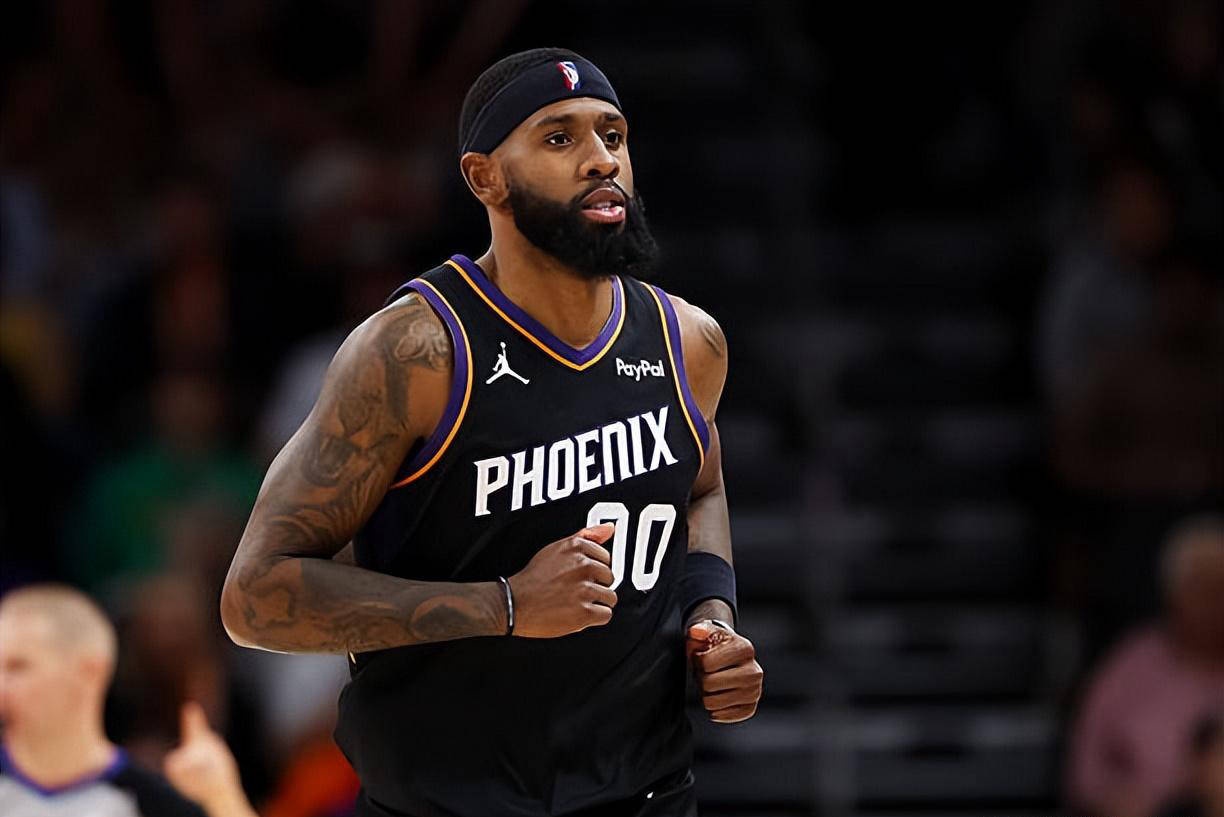 太阳锋线大将轻松碾压湖人，洛杉矶队问题暴露无遗？