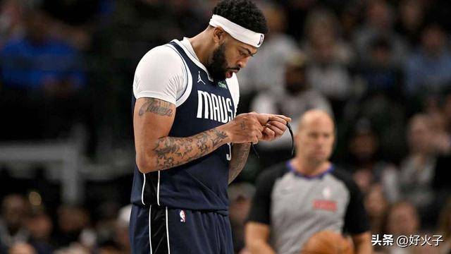 嘘声四起，安东尼·戴维斯被鹈鹕球迷抓住一切机会嘘