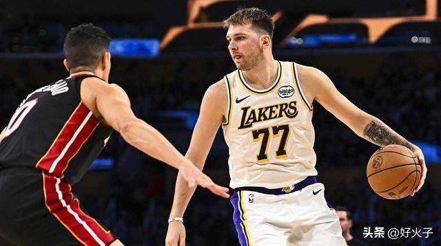 搞笑，湖人队击败热火后，里夫斯调侃卢卡·东契奇“笨蛋”